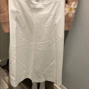 Elegant White Women's Skirt beautiful has pockets. This is an 8 petite.